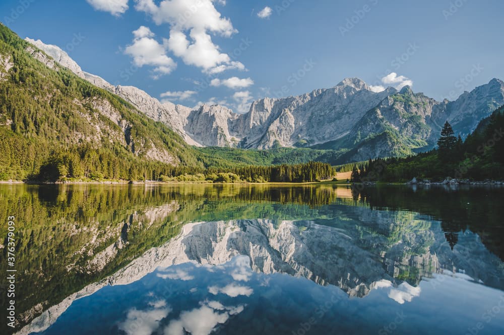 Vista panoramica del Lago di Fusine Superiore e delle Alpi Giulie