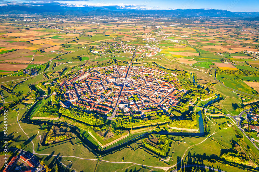 Vista aerea di Palmanova con la sua caratteristica pianta a stella, circondata da paesaggi agricoli