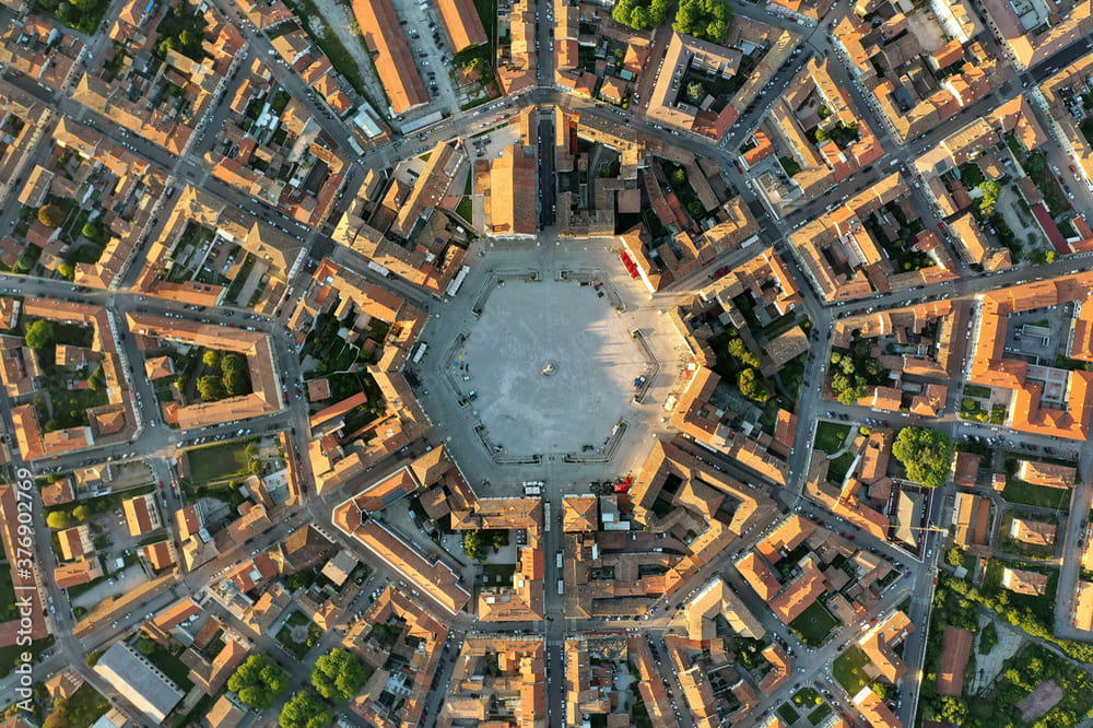 Veduta dall'alto della Piazza Grande di Palmanova con disposizione simmetrica degli edifici