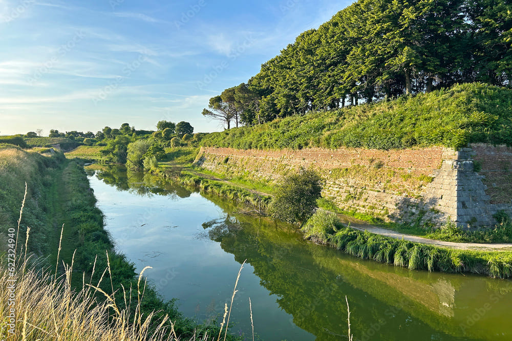 Fossato circondato da mura fortificate e alberi, parte delle difese di Palmanova