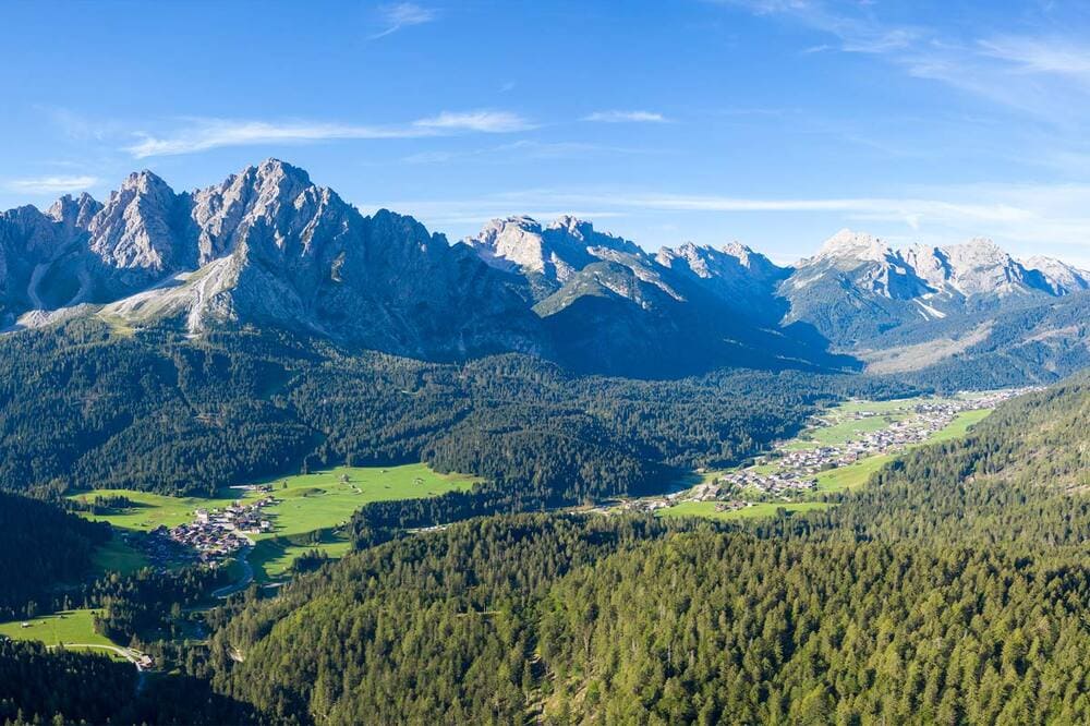 Foto aerea di Sappada, paesaggio montano in Friuli-Venezia Giulia, vista panoramica del villaggio alpino