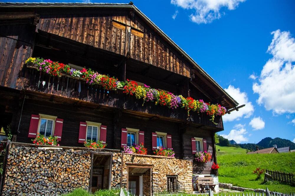 Abitazione tipica a Sappada, architettura tradizionale in legno, esempio di case in stile alpino in Italia