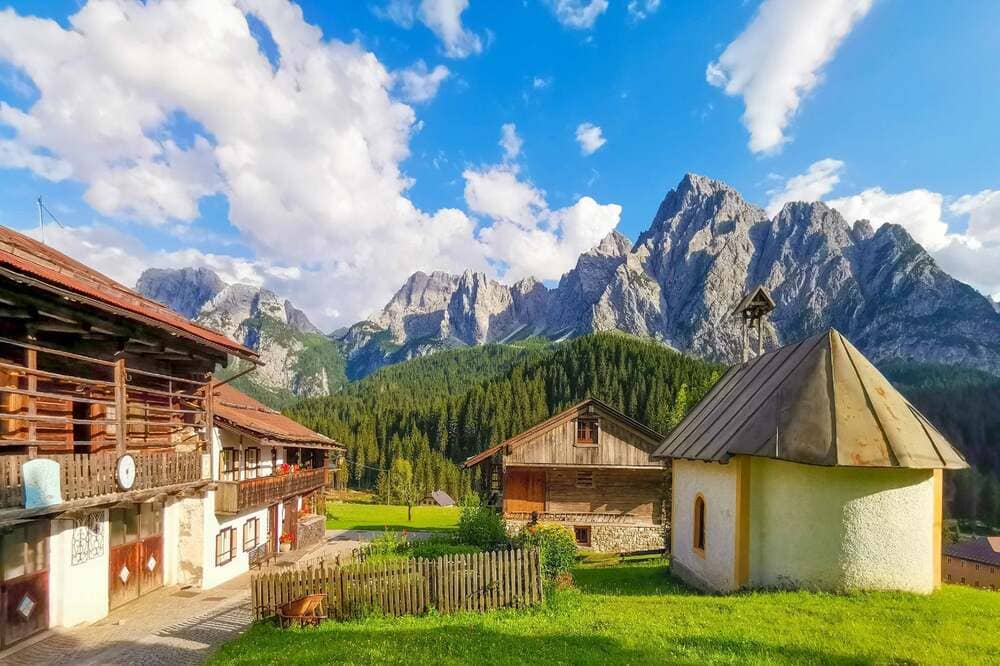 Panorama delle montagne di Sappada, paesaggio alpino naturale, bellezza delle Dolomiti in Italia