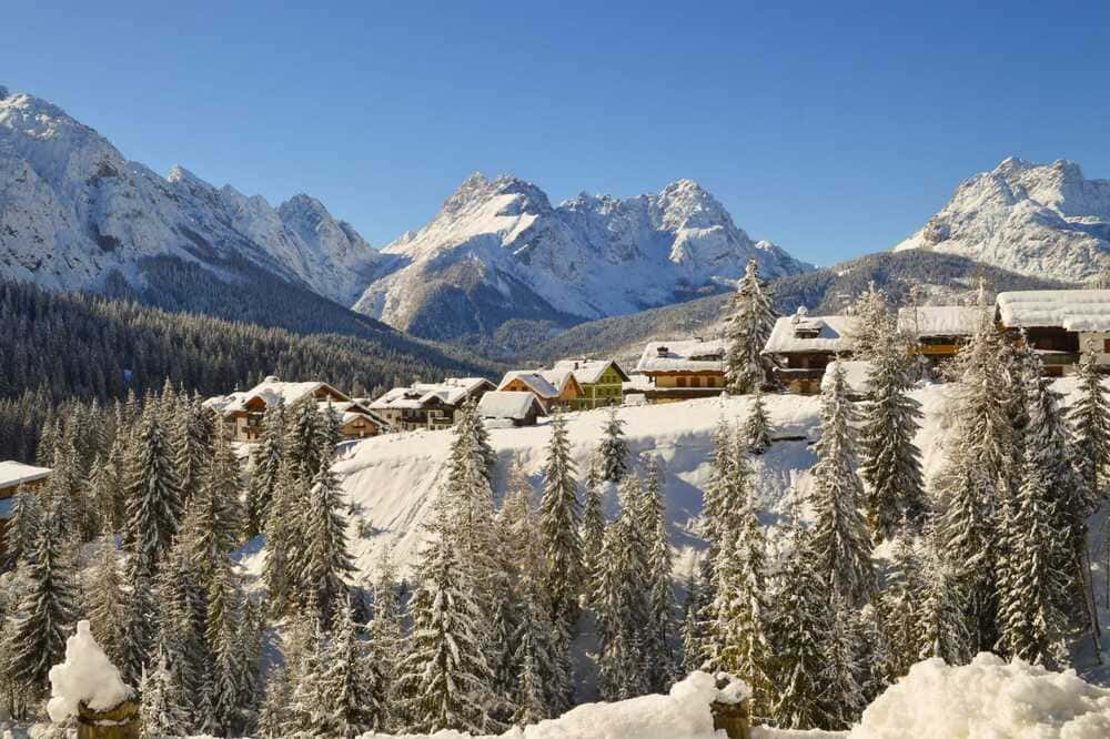 Vista invernale di Sappada con neve, paesaggio montano innevato, atmosfera alpina in Italia