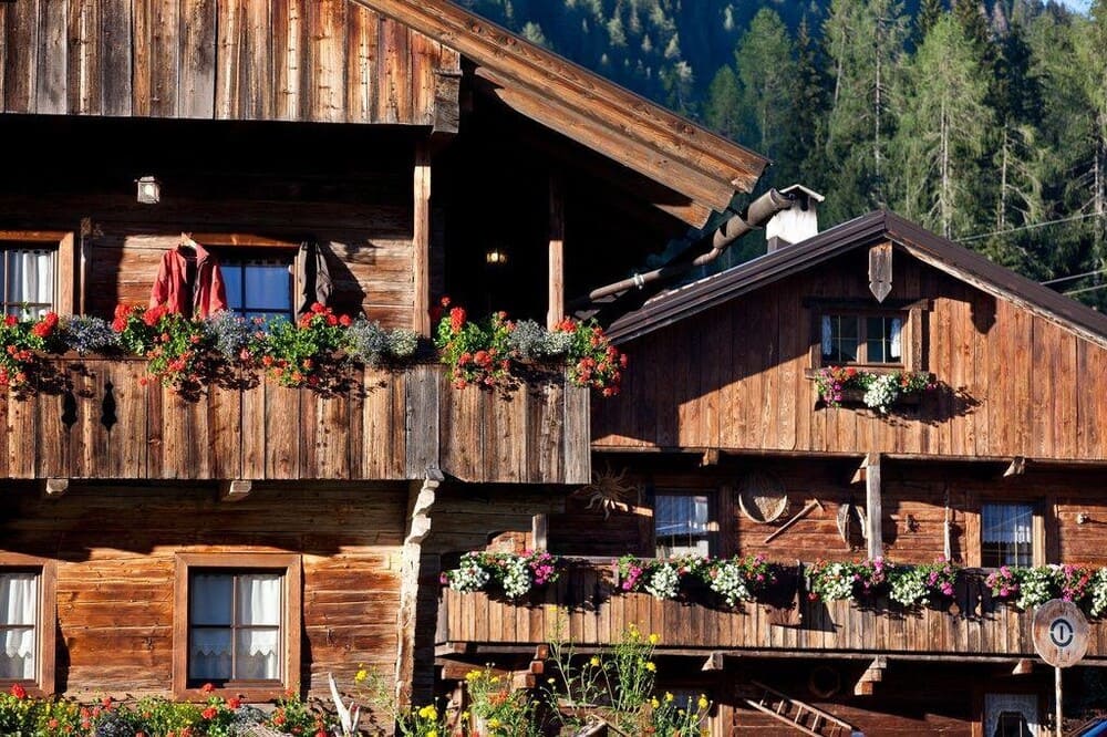 Casa tipica sappadina, architettura in legno tradizionale, esempio di abitazione montana nel Nord Italia