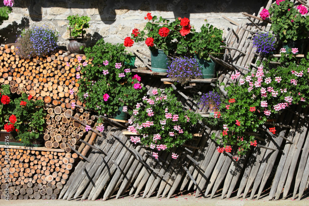 Fiori colorati su una parete di legno decorata a Sauris