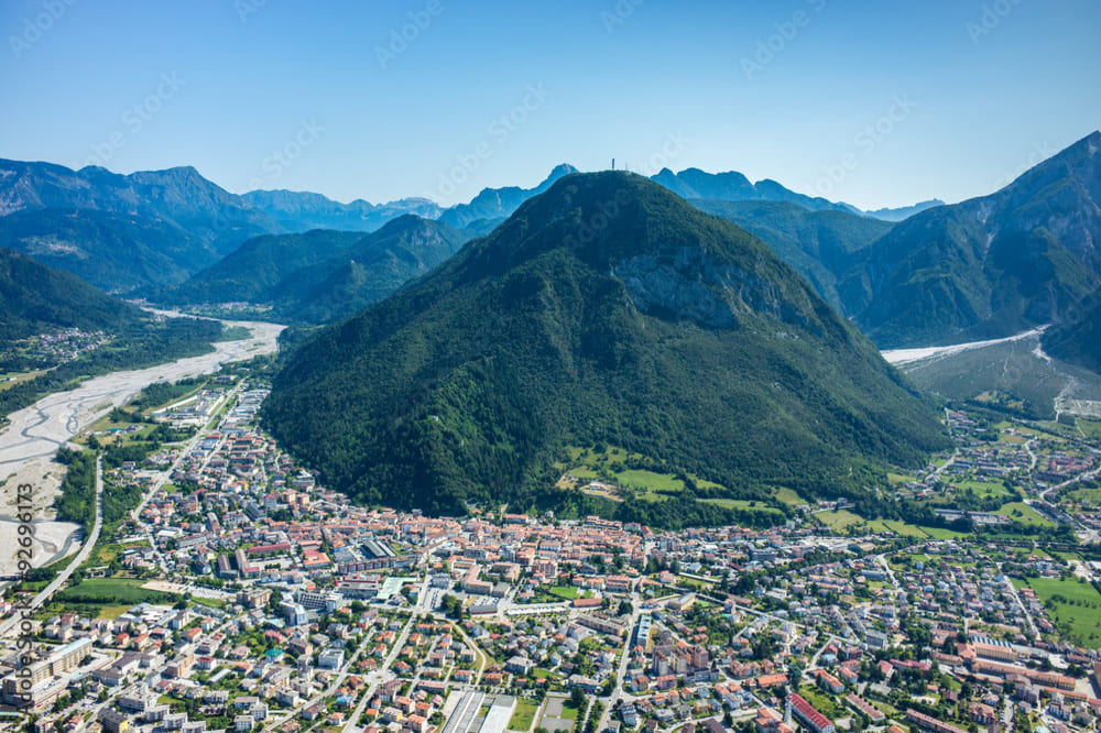 Panorama di Tolmezzo dall'alto, con montagne e valli circostanti