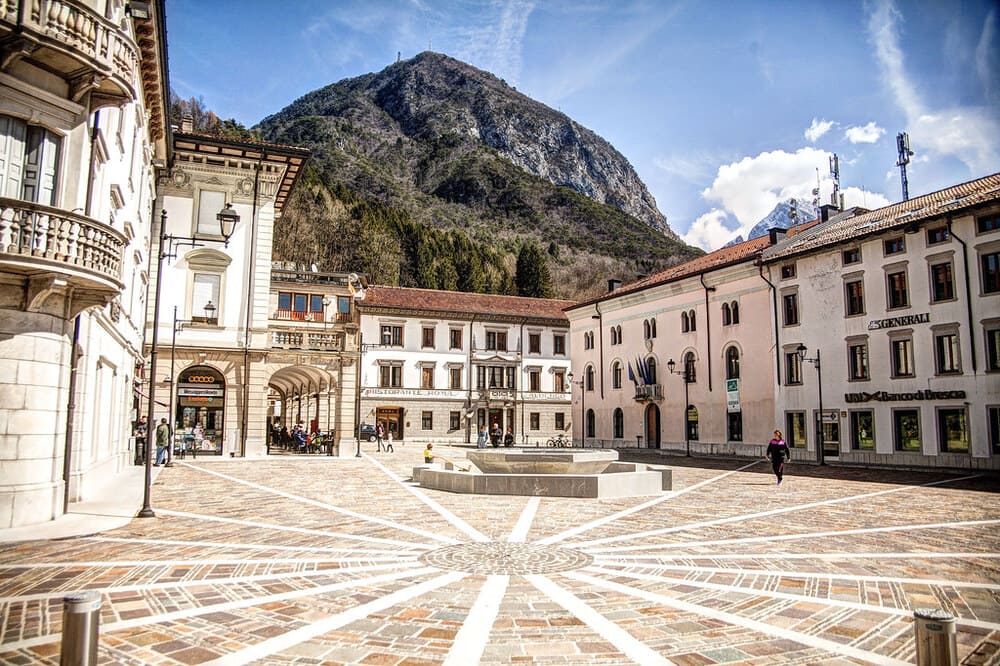 Vista del centro storico di Tolmezzo, con il Duomo di San Martino