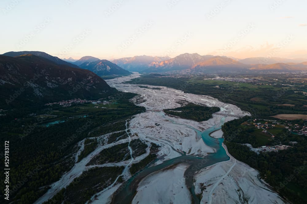 Fiume Tagliamento che attraversa Tolmezzo, con il paesaggio montano sullo sfondo