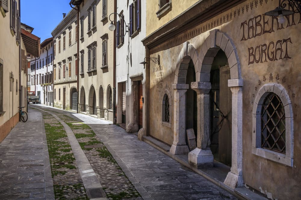 Vista del Borgat di Tolmezzo, con strade acciottolate e palazzi storici