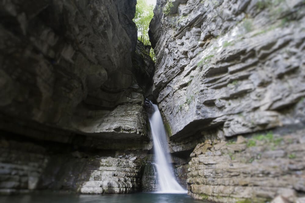 Particolare della cascata del Picchions all'interno della Forra del Vinadia, con l'acqua che scorre tra le rocce. 